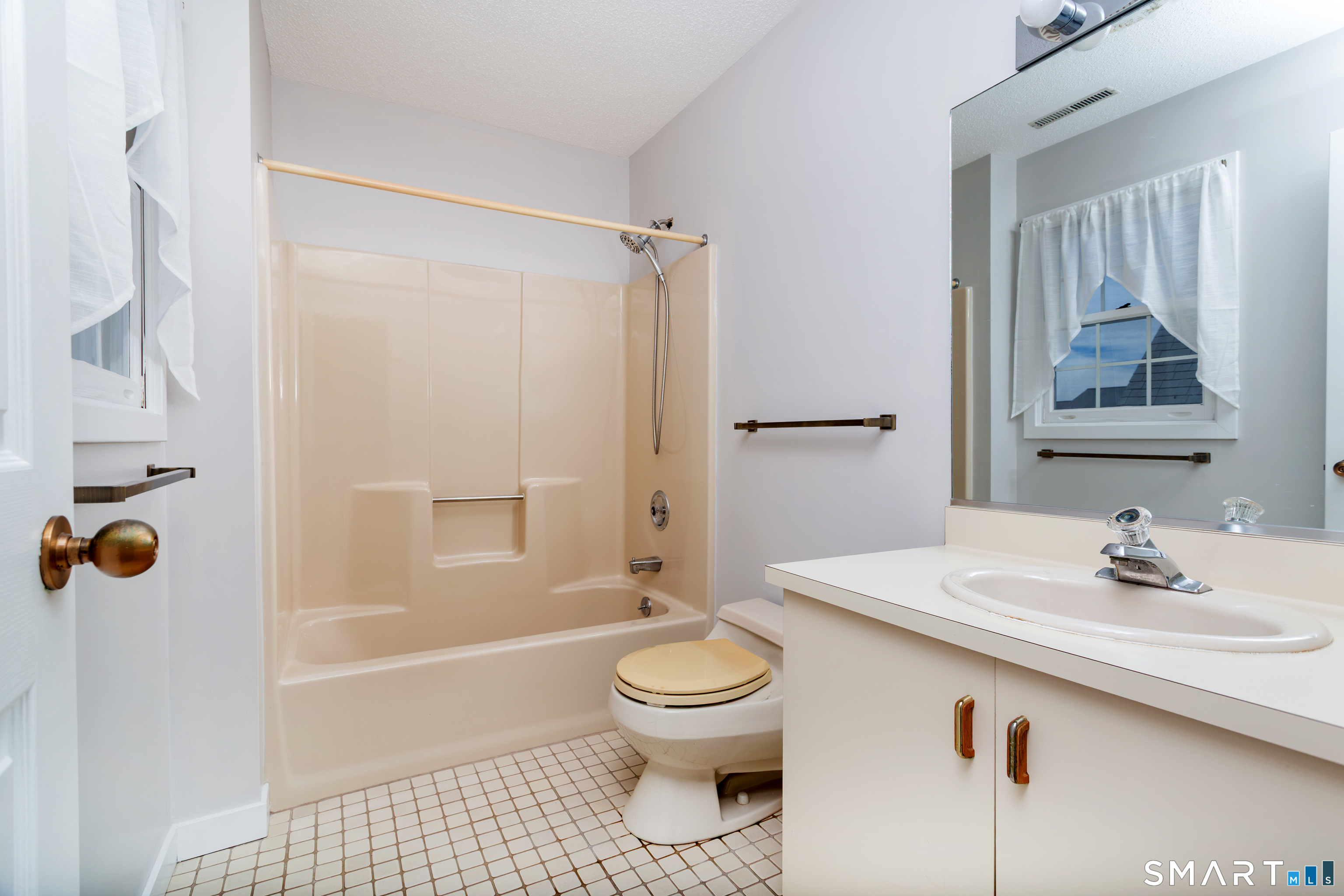 170 Glengarry Road, Unit 170 Fairfield, CT 06825 - Photo 24 of 36 Hall Bath