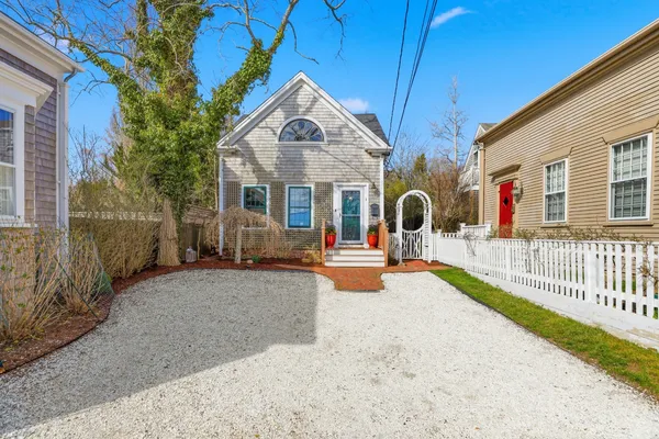 $3,595,000 | 3 Cottage Court, Nantucket, MA 02554