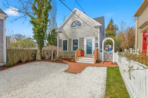 $3,595,000 | 3 Cottage Court, Nantucket, MA 02554
