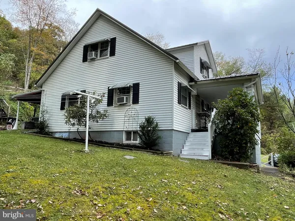 a view of a house with backyard and garden