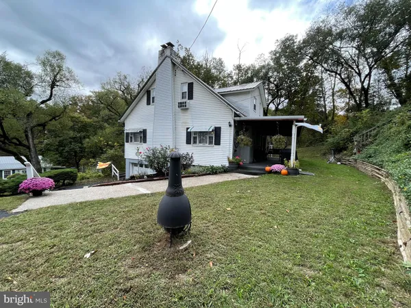 a view of a house with backyard and porch