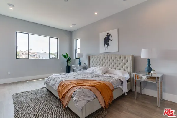 a en suite bathroom with a sink and a mirror