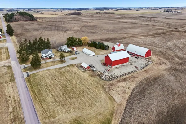 $799,900 | W7900-w7902 Meek, Arlington, WI 53911