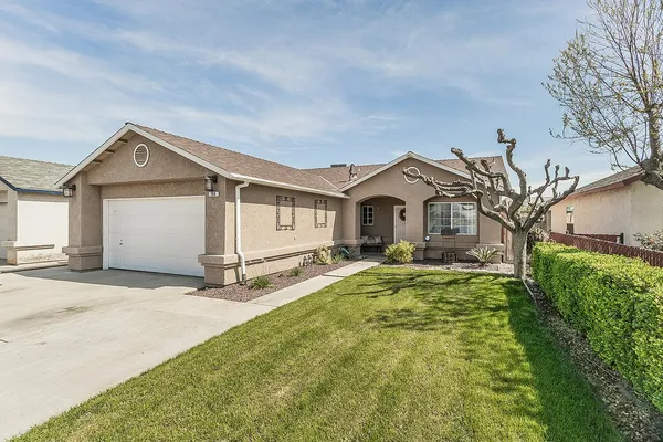 $349,000 | 208 Kelly Avenue, Parlier, CA 93648