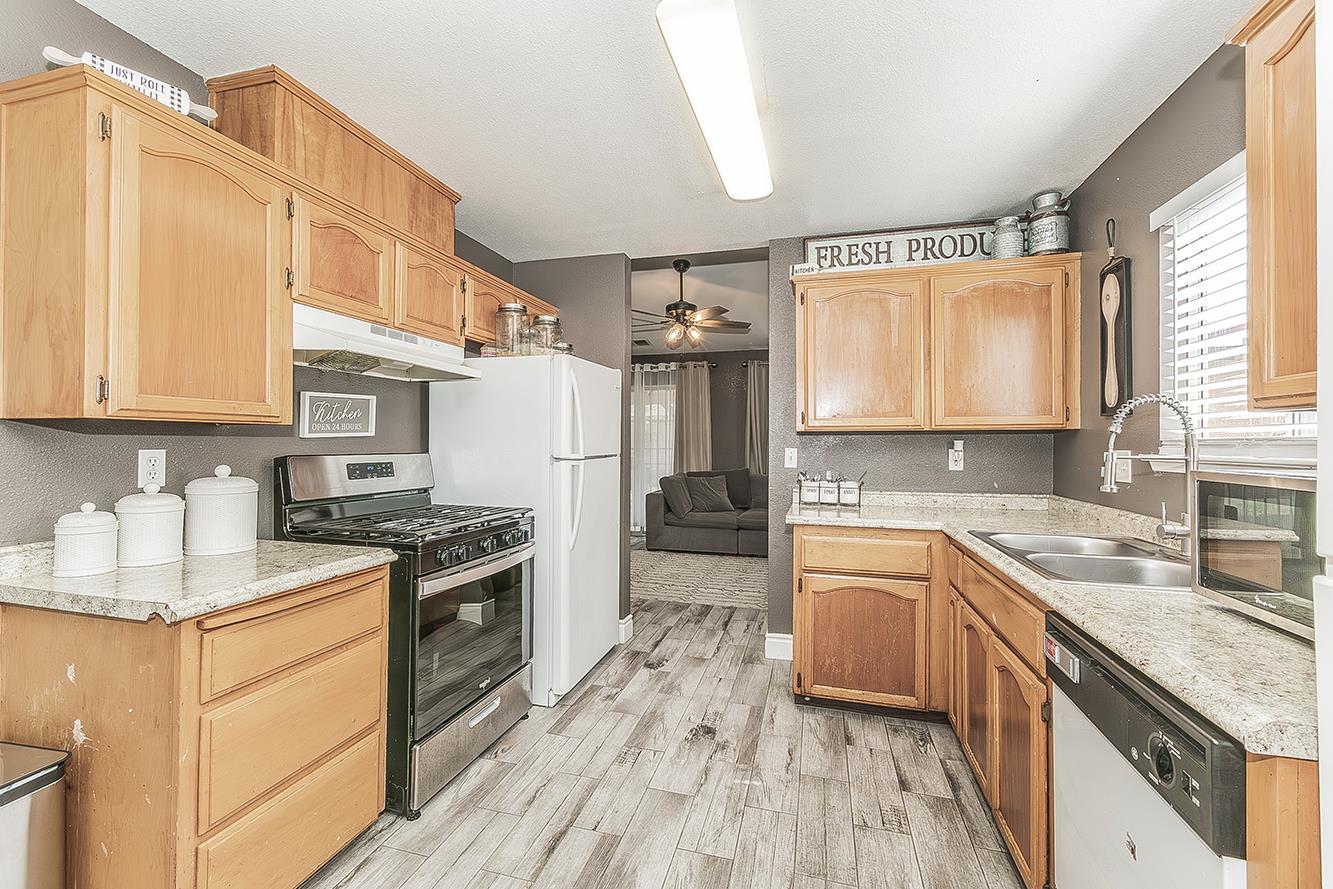 208 Kelly Avenue Parlier, CA 93648 - Photo 11 of 39