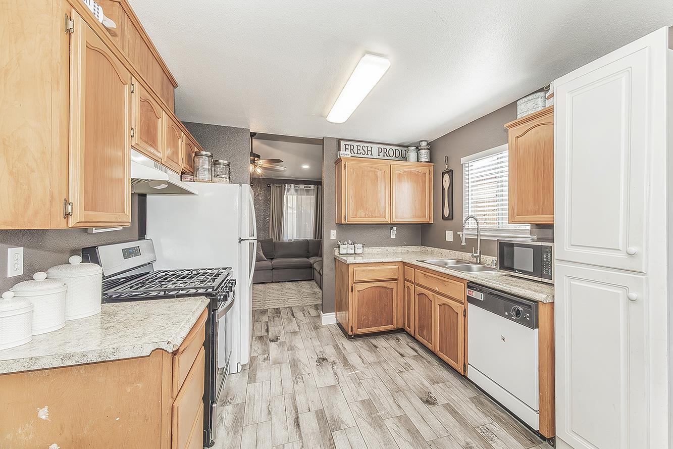 208 Kelly Avenue Parlier, CA 93648 - Photo 12 of 39