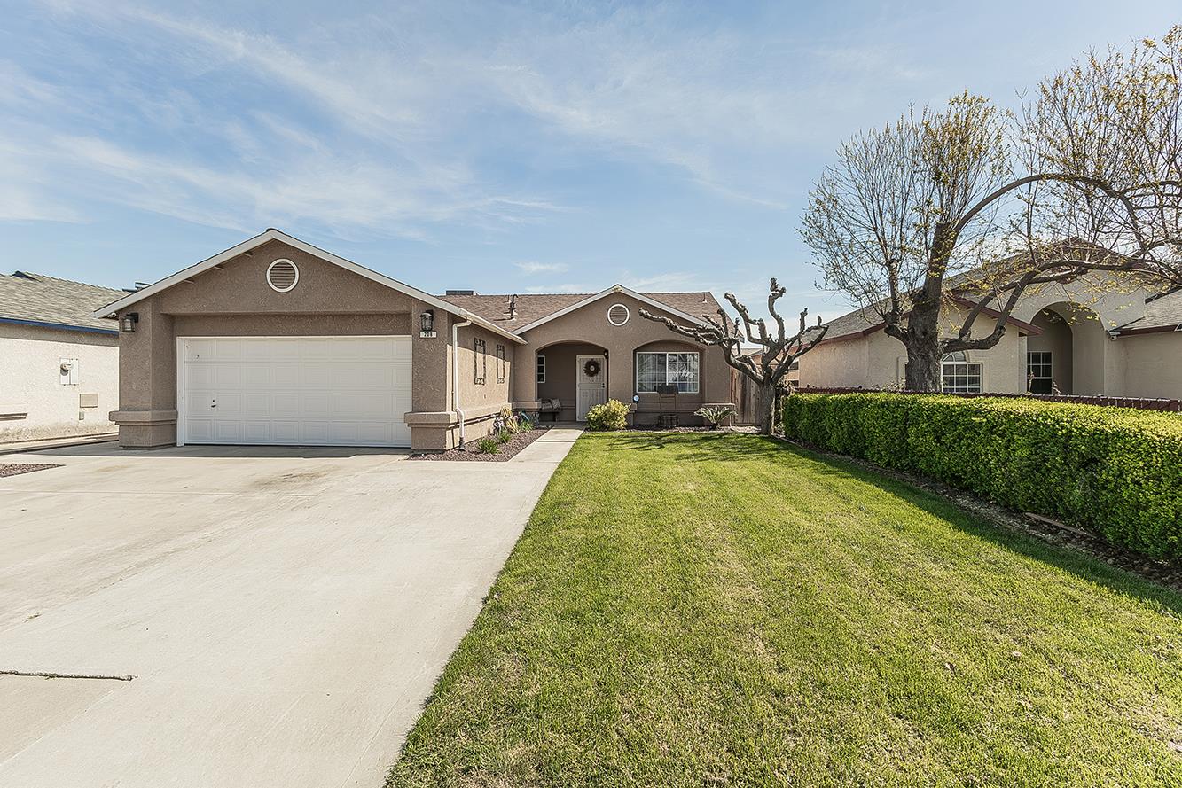 208 Kelly Avenue Parlier, CA 93648 - Photo 2 of 39