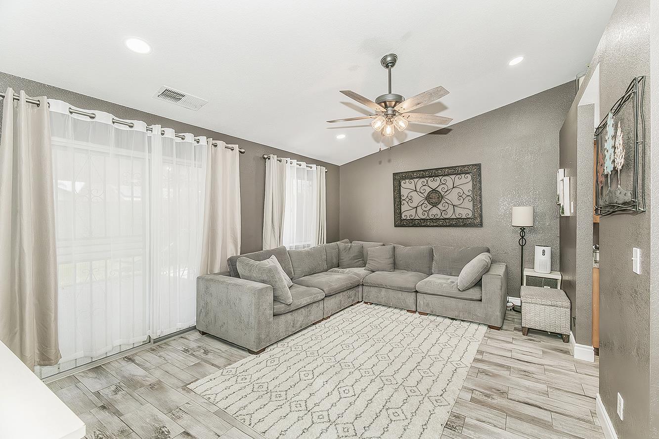 208 Kelly Avenue Parlier, CA 93648 - Photo 6 of 39