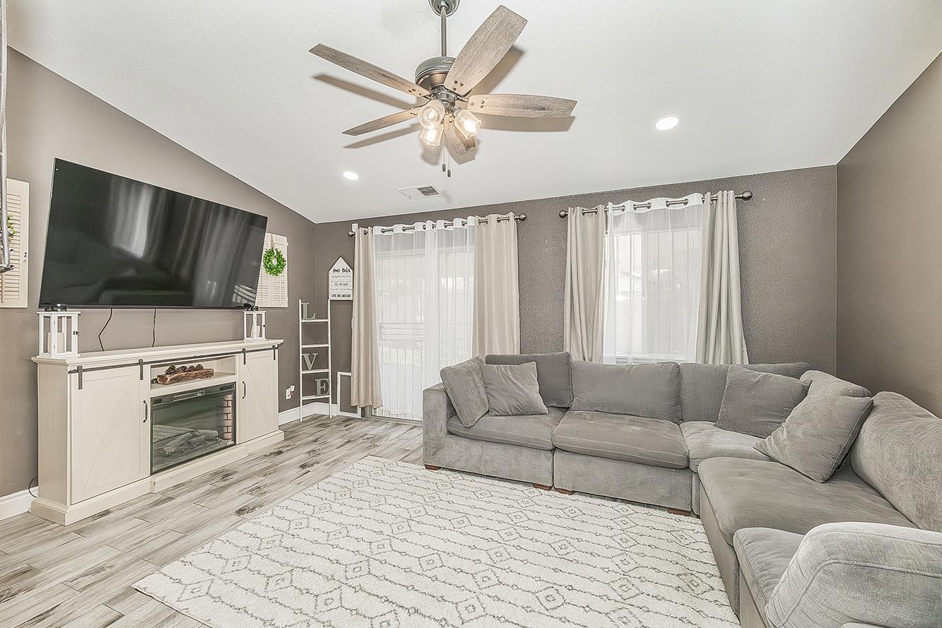 208 Kelly Avenue Parlier, CA 93648 - Photo 8 of 39