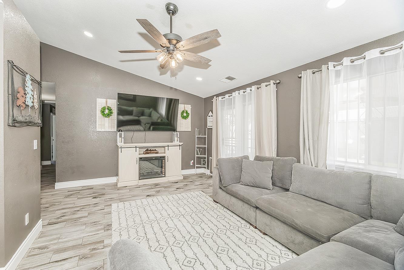 208 Kelly Avenue Parlier, CA 93648 - Photo 9 of 39