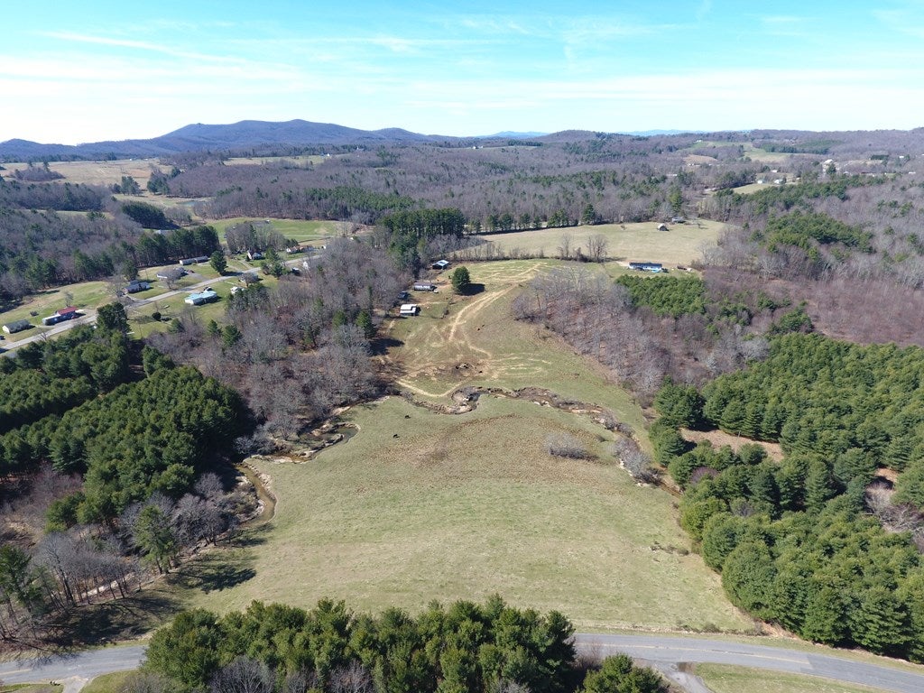 8017 Pipers Gap Road Galax, VA 24333 - Photo 5 of 43 Gallery Image 5