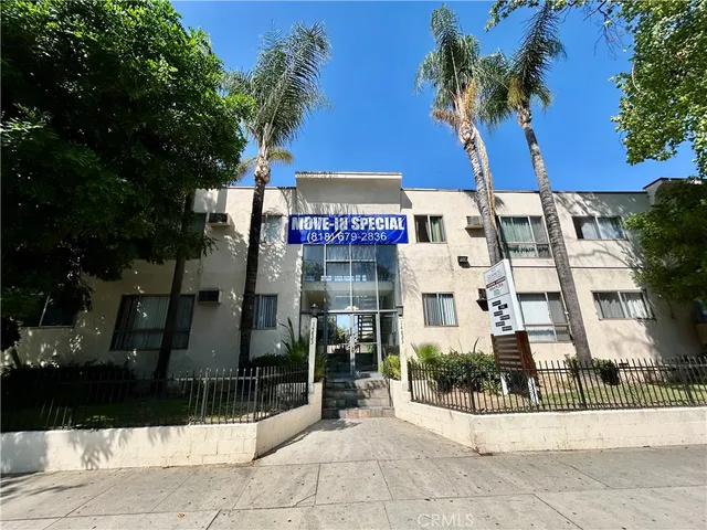 $1,995 | 14823 Gilmore Street, Unit 106W, Van Nuys, CA 91411