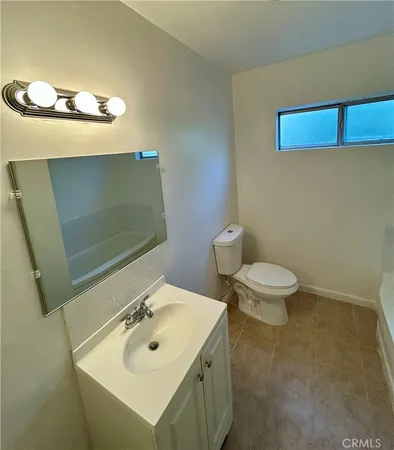$1,995 | 14823 Gilmore Street, Unit 106W, Van Nuys, CA 91411
