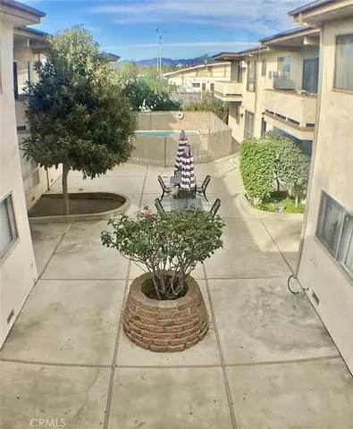 $1,995 | 14823 Gilmore Street, Unit 106W, Van Nuys, CA 91411