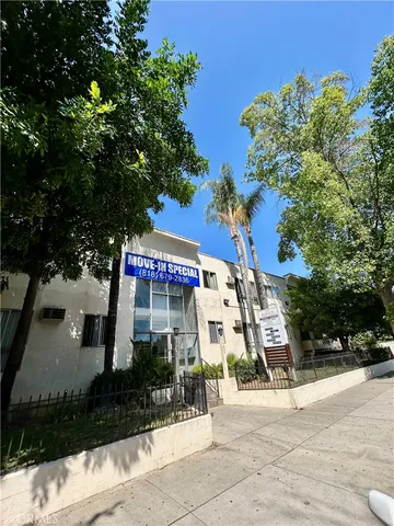 $1,995 | 14823 Gilmore Street, Unit 106W, Van Nuys, CA 91411