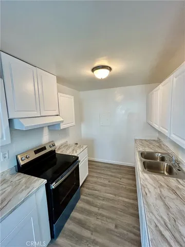 $1,995 | 14823 Gilmore Street, Unit 106W, Van Nuys, CA 91411