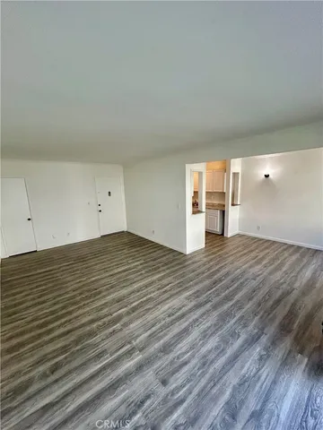 $1,995 | 14823 Gilmore Street, Unit 106W, Van Nuys, CA 91411