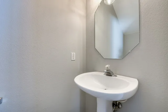 $2,050 | 1504 East 19th Street, Georgetown, TX 78626