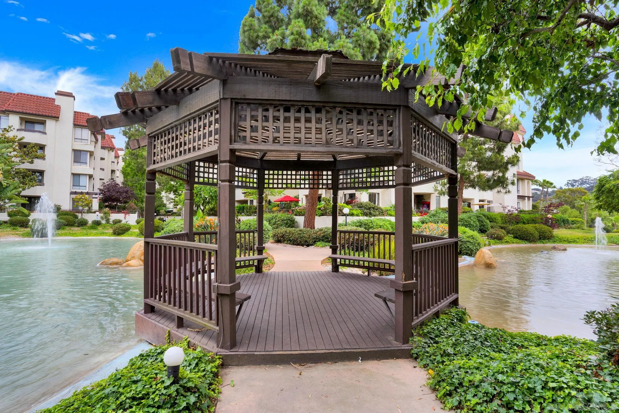 5705 Friars Road, Unit 8 San Diego, CA 92110 - Photo 23 of 26 a view of a patio with a table and chairs