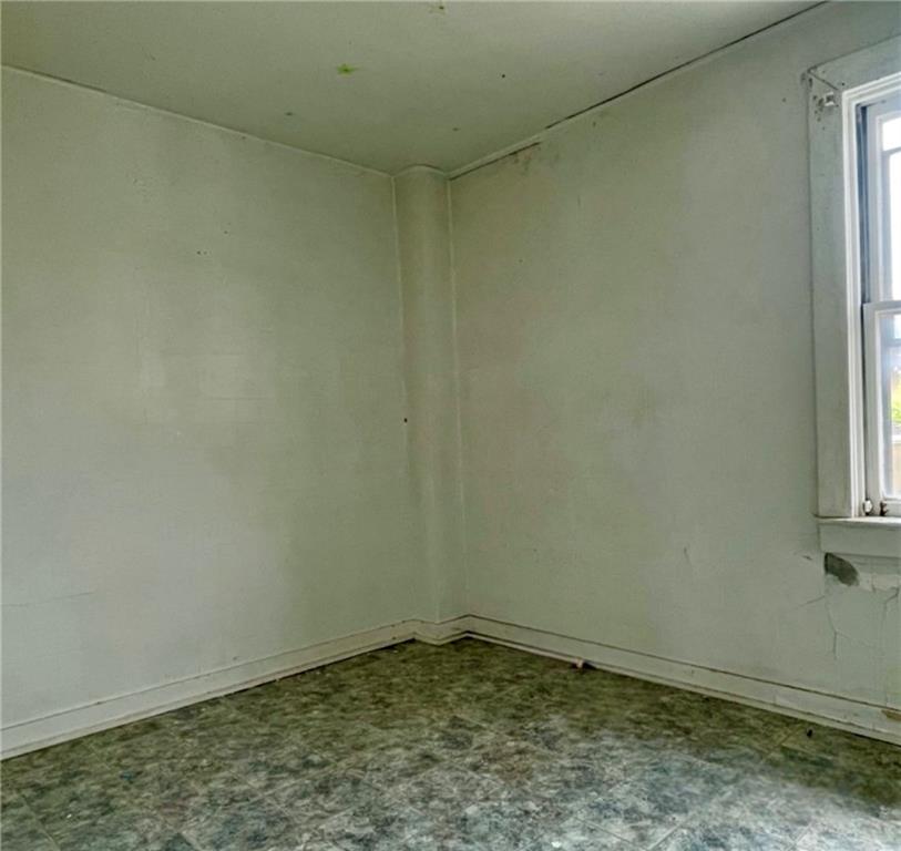 315 Spruce Street Vandergrift, PA 15690 - Photo 10 of 14 an empty room with a window