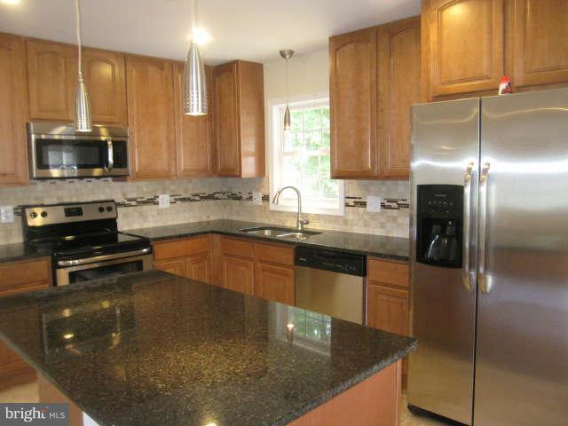 8015 Rugby Road Manassas Park, VA 20111 - Photo 12 of 30 Kitchen