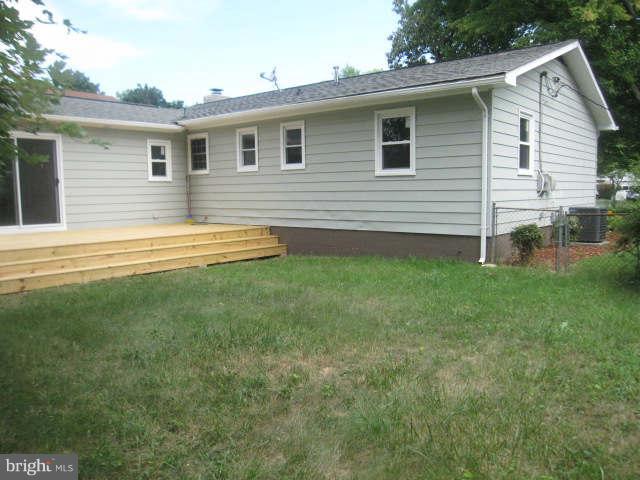 8015 Rugby Road Manassas Park, VA 20111 - Photo 3 of 30 Exterior (Rear)