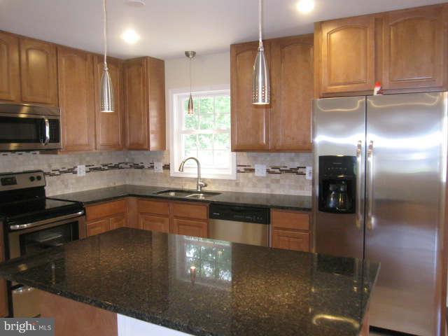 8015 Rugby Road Manassas Park, VA 20111 - Photo 9 of 30 Kitchen