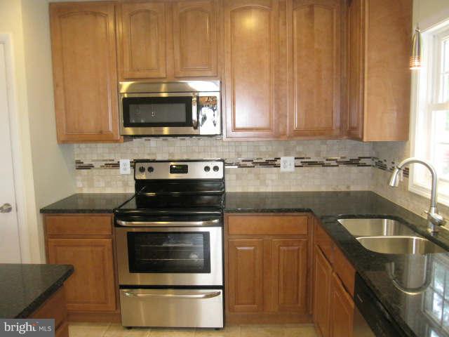 8015 Rugby Road Manassas Park, VA 20111 - Photo 10 of 30 Kitchen