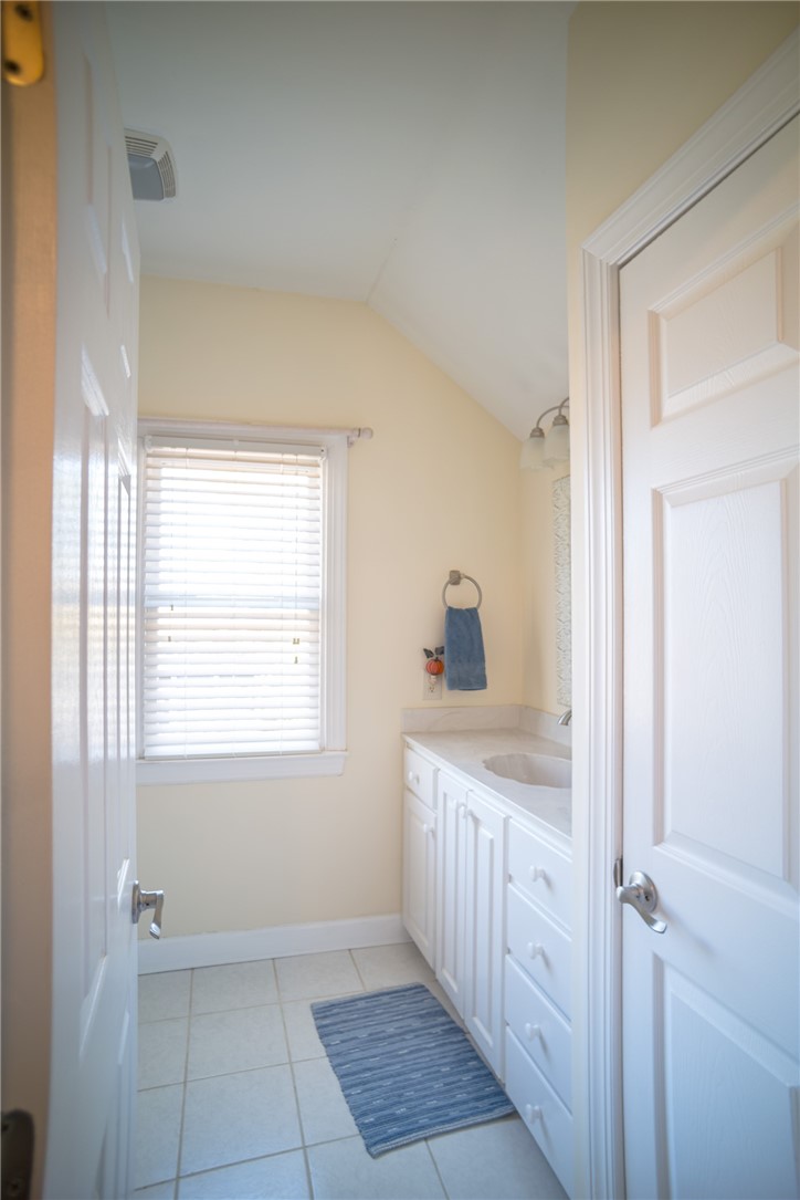 409 Colley Lane St. Simons Island, GA 31522 - Photo 14 of 18 Upstairs Hall Bath with Tub