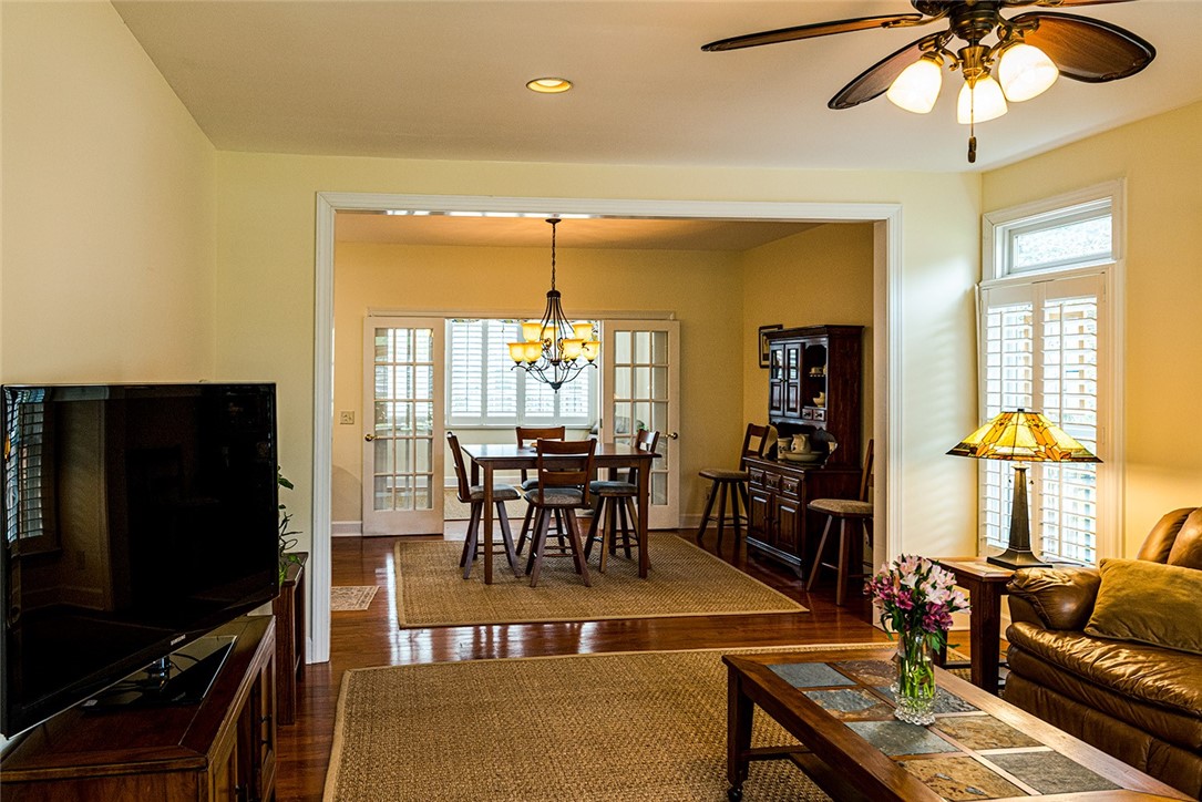409 Colley Lane St. Simons Island, GA 31522 - Photo 3 of 18 Living Room
