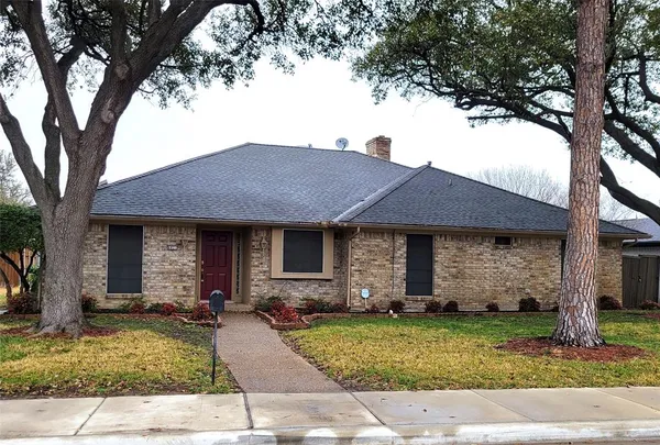 a front view of house with yard