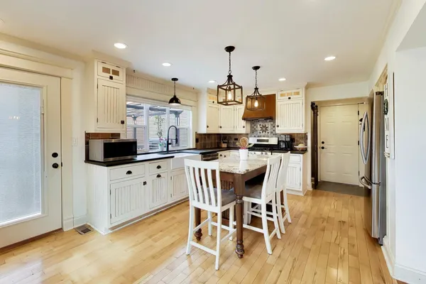 $599,000 | 5083 Chambers Drive, Hoffman Estates, IL 60010