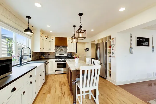 $599,000 | 5083 Chambers Drive, Hoffman Estates, IL 60010