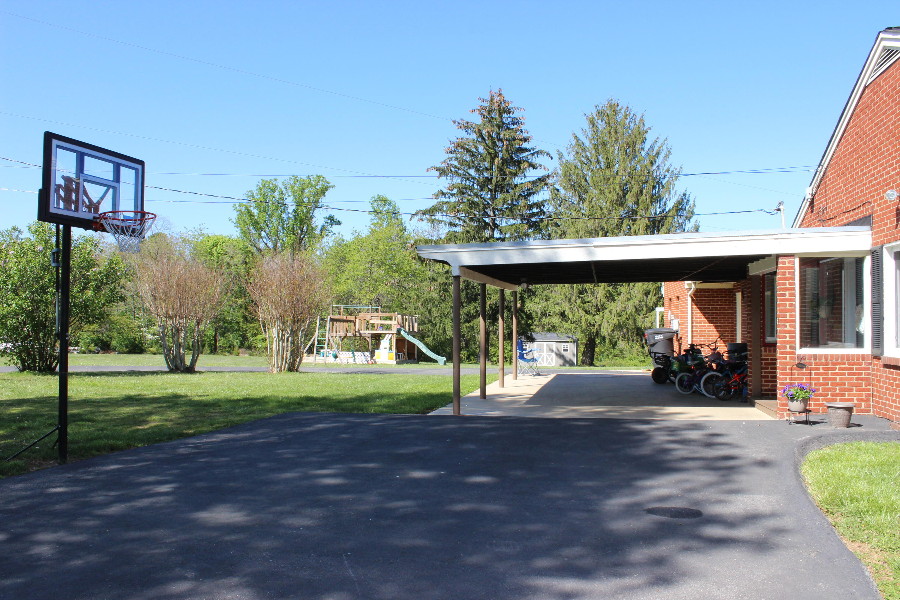 7931 Alpine Road Roanoke, VA 24019 - Photo 21 of 25 Carport