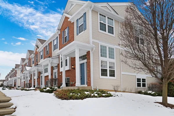 $380,000 | 3210 Neubauer Circle, Lindenhurst, IL 60046