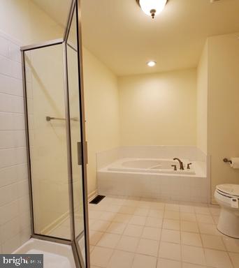 528 Van Dyke Circle Newark, DE 19702 - Photo 11 of 17 a bathroom with a bathtub and a shower