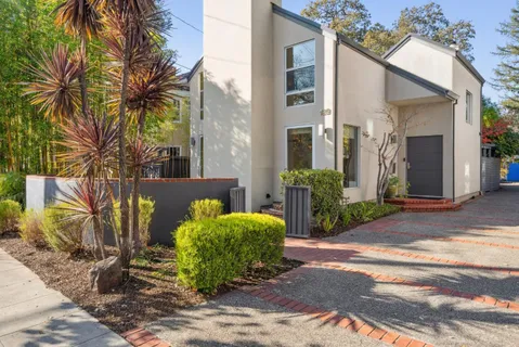a view of a back yard of the house