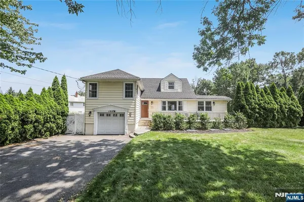 $5,000 | 122 Village Circle West, Paramus, NJ 07652