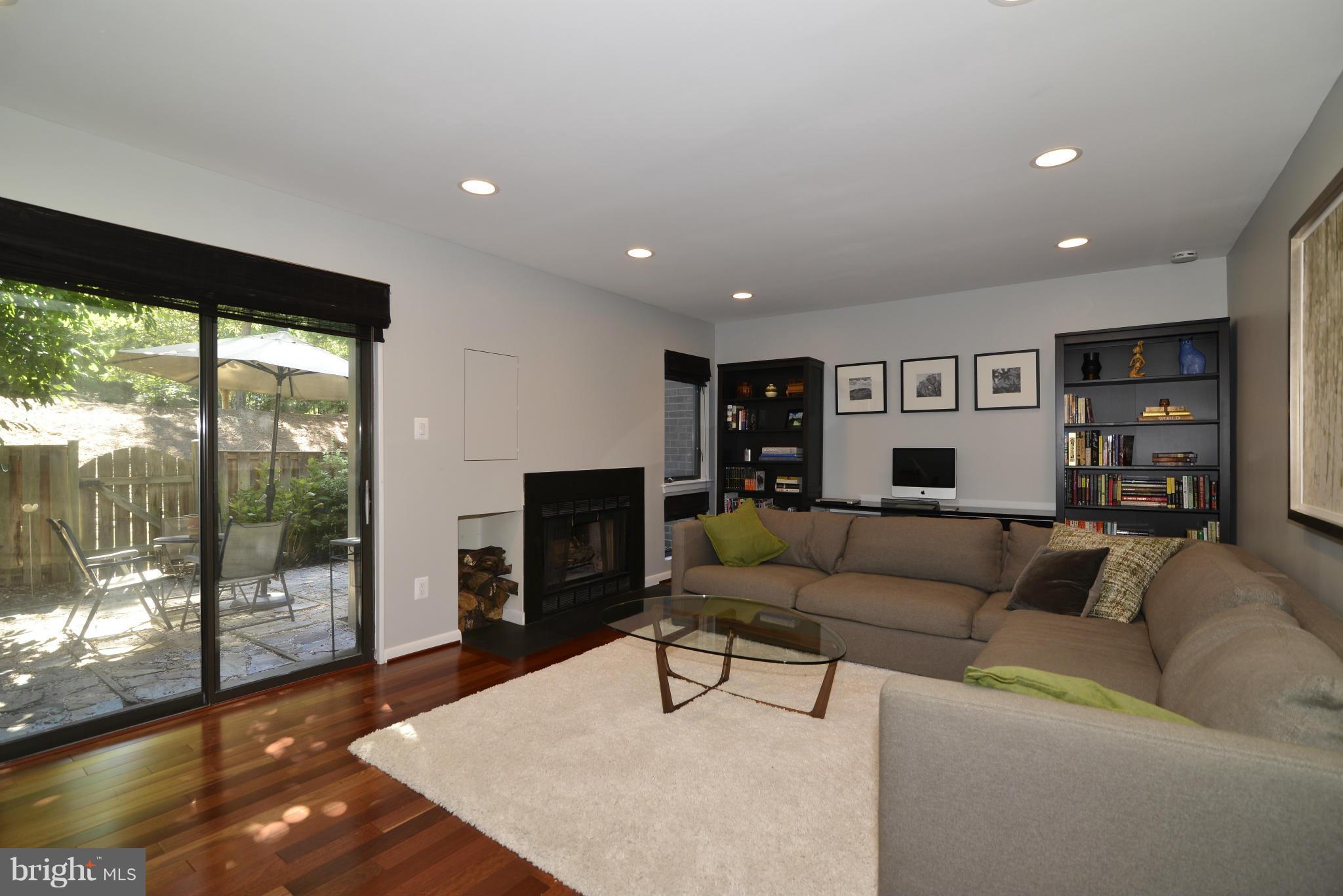 11019 Thrush Ridge Road Reston, VA 20191 - Photo 8 of 25 Living Room