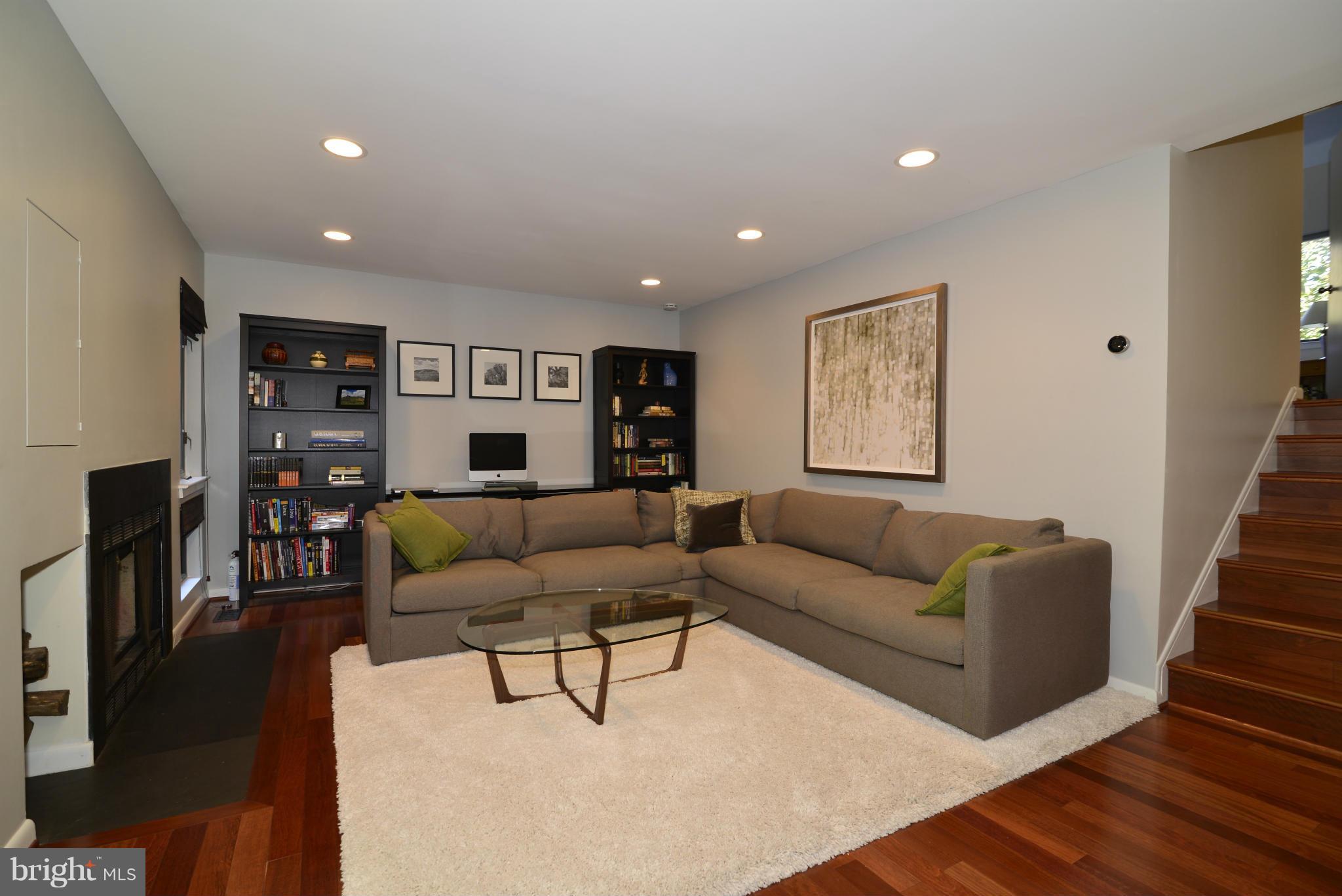 11019 Thrush Ridge Road Reston, VA 20191 - Photo 9 of 25 Living Room