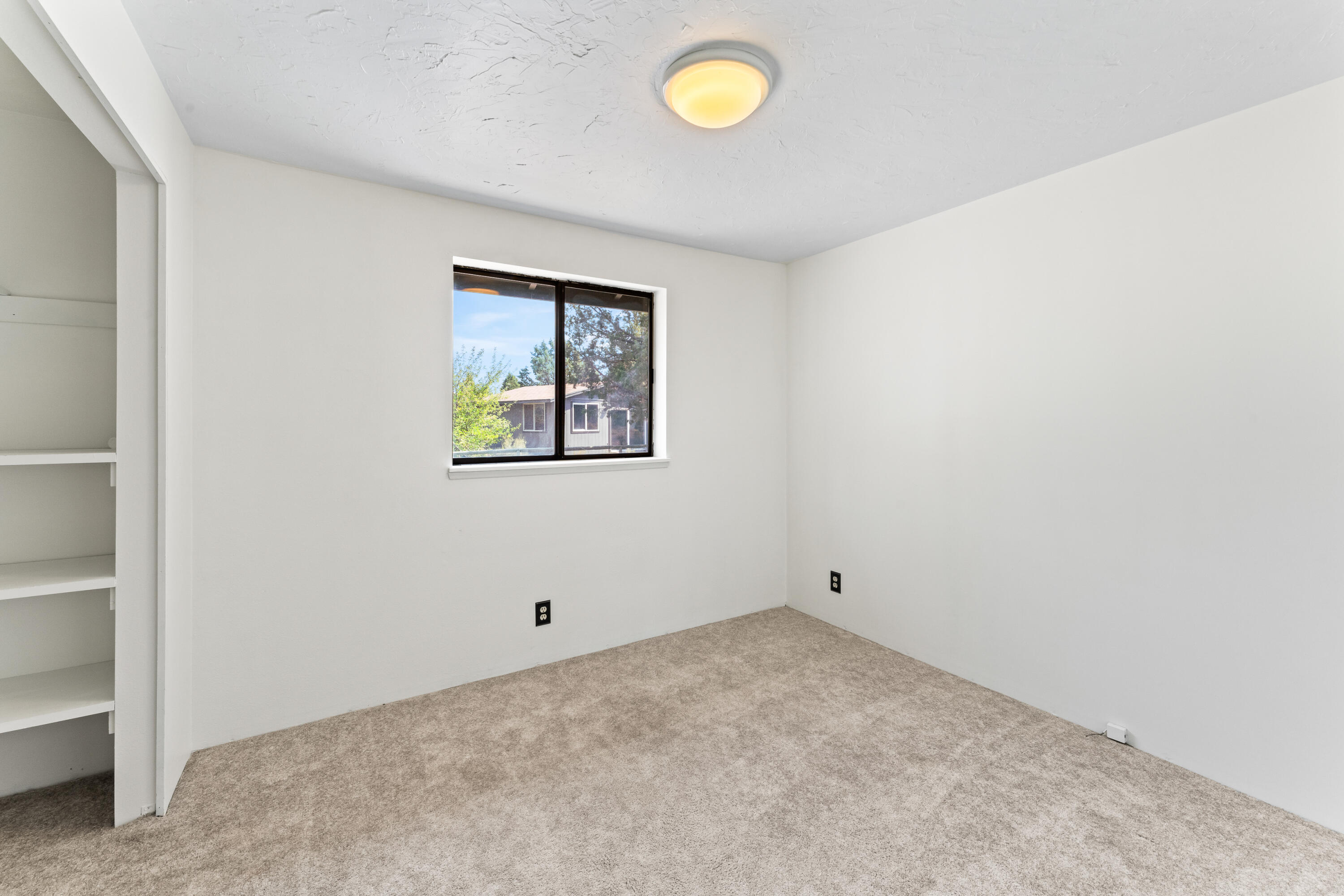 17845 Plainview Road Bend, OR 97703 - Photo 21 of 41 Guest Bedroom 1