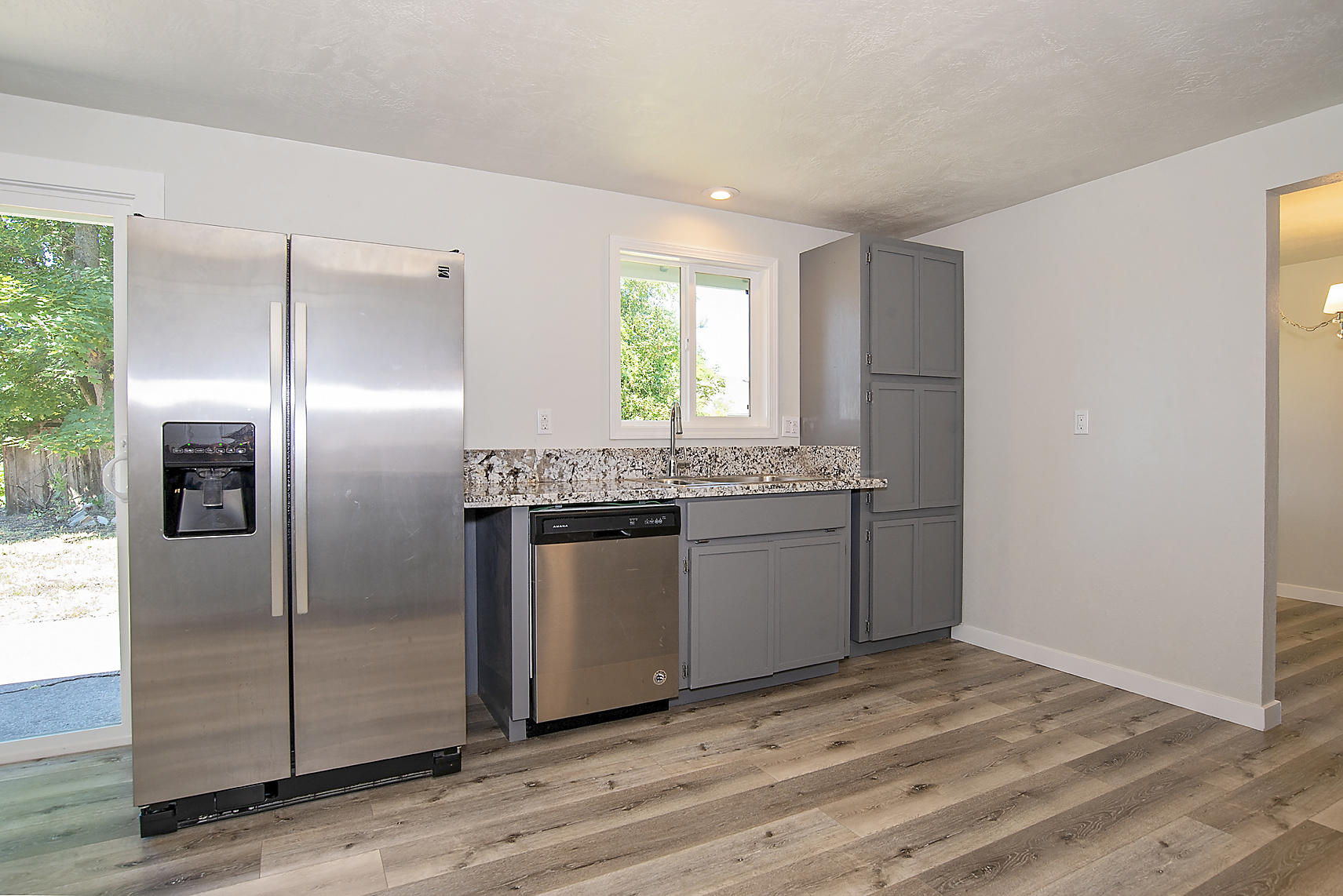 112 Vincent Avenue Central Point, OR 97502 - Photo 4 of 29 Kitchen