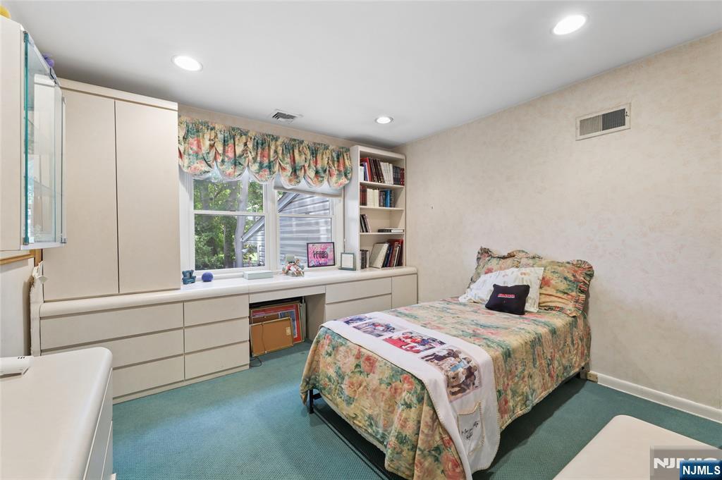 384 Rutland Avenue Teaneck, NJ 07666 - Photo 16 of 36