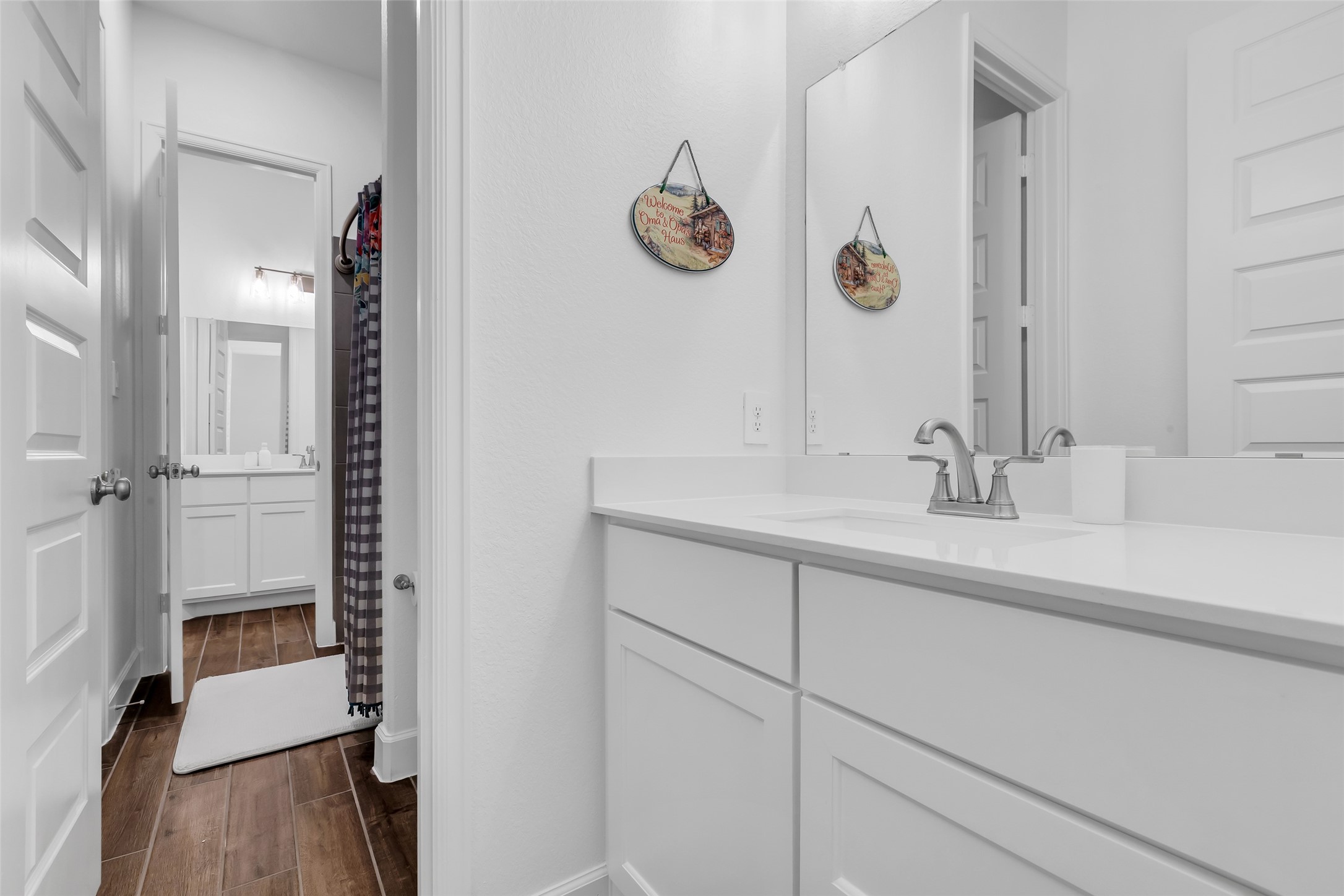 633 North Rivus Overlook Drive Willis, TX 77318 - Photo 23 of 28 a bathroom with a sink and a mirror