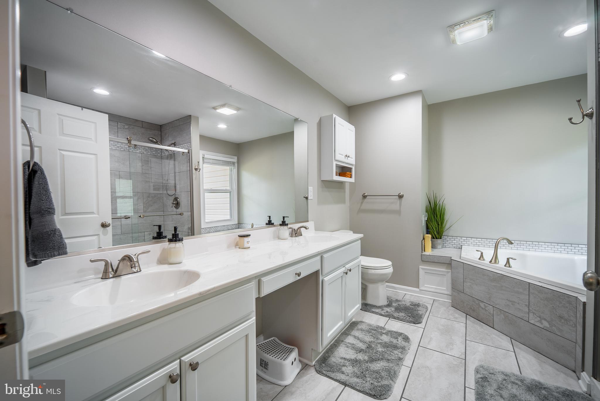 801 Danza Road Severn, MD 21144 - Photo 17 of 36 Double Vanity - Jetted Soaking Tub