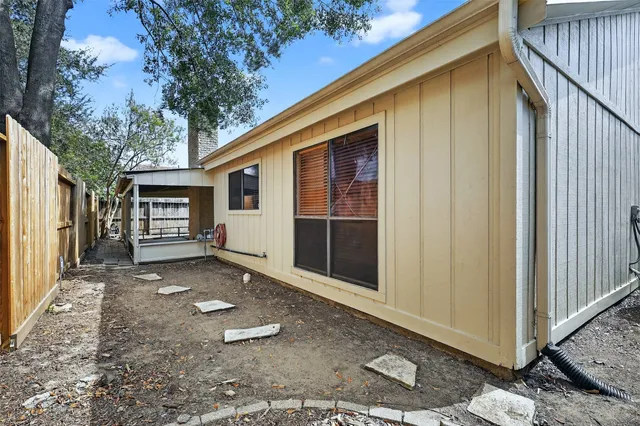 a view of a house with backyard