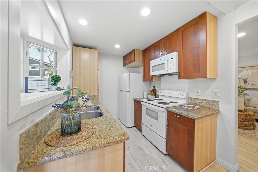 185 Streamwood Irvine, CA 92620 - Photo 7 of 29