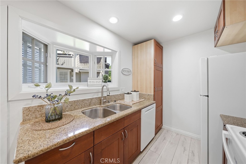 185 Streamwood Irvine, CA 92620 - Photo 9 of 29