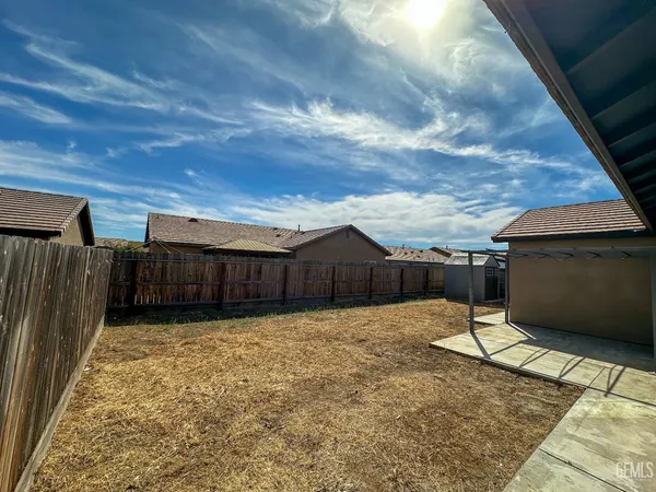 a view of a backyard