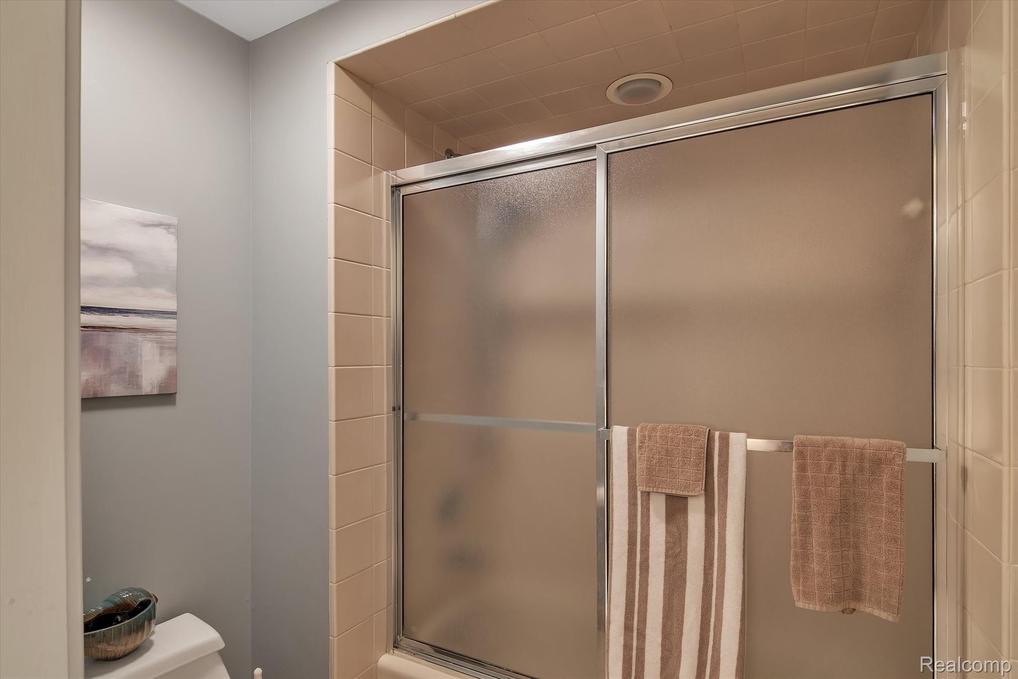 5514 Warren Road Ann Arbor, MI 48105 - Photo 38 of 58 34 Lower Level Full Bath.jpg